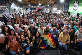 Buenos Aires, Argentina.- En las fotos tomadas el 29 de diciembre del 2023, la Confederación General del Trabajo (CGT) de Argentina, confirmó que prepara una tercera gran manifestación en contra de las políticas que busca implementar el Gobierno de Javier Milei y el primer paro nacional. Previo a la huelga, realizarán una asamblea con las delegaciones de las ciudades del interior del país para definir su alcance. Este viernes 29 de diciembre, las farmacias del país no venderán medicamentos como protesta contra la gestión del nuevo mandatario.