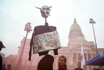 Buenos Aires, Argentina.- En las fotos tomadas el 5 de diciembre del 2023, miles de manifestantes agrupados en distintas organizaciones políticas y sociales participaron de la 7ma "marcha de la gorra" bajo la consigna "Nunca Más violencia ni represión" en la Ciudad de Buenos Aires. El encuentro anual, denuncia el abuso y la represión policial contra jóvenes de sectores populares.