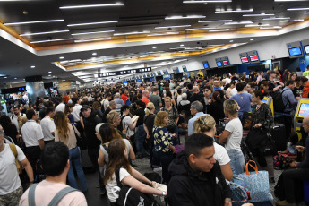 Buenos Aires, Argentina.- En las fotos tomadas el 17 de diciembre del 2023, el aeroparque metropolitano Jorge Newbery volvió a operar luego de haber estado cerrado a raíz de las consecuencias provocadas por el temporal en la ciudad de Buenos Aires y sus alrededores. Decenas de vuelos fueron cancelados y demorados tanto en el Aeropuerto internacional de Ezeiza como en el Aeroparque Metropolitano Jorge Newbery.