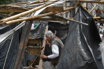 Buenos Aires, Argentina.- En las fotos tomadas el 28 de diciembre del 2023, representantes de pueblos originarios que se encontraban acampando desde hace más de 3 años en la Plaza de Mayo, frente a la Casa Rosada, accedieron a retirar las carpas que habían montado en el lugar, luego de que se confirmara una reunión con la ministra de Seguridad, Patricia Bullrich.