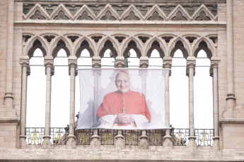 Buenos Aires, Argentina.- En las fotos tomadas el 16 de diciembre del 2023, durante la ceremonia de beatificación del cardenal Eduardo Pironio, que es encabezada por un enviado del Papa Francisco, el cardenal Francisco Vérgez Alzaga, frente la basílica de Luján. Al religioso nacido en 9 de Julio se le atribuye la cura milagrosa de un bebé, de un año y medio, Juan Manuel que, según sus padres, se curó luego de los rezos que le ofreció.