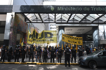 Buenos Aires, Argentina.- En las fotos tomadas el 12 de diciembre del 2023, el Movimiento Izquierda Juventud Dignidad (MIJD), encabezado por el histórico piquetero Raúl Castells, se concentra en la puerta del Ministerio de Trabajo en reclamo al aumento del salario mínimo vital y móvil a 350 mil pesos, lo que implicaría una suba en los planes sociales atados a esa fórmula. Los manifestantes se despliegan solo en la vereda, sin cortar la circulación de los autos.