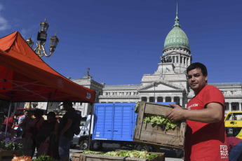 Buenos Aires, Argentina.- En las fotos tomadas el 29 de diciembre del 2023, organizaciones sociales de la economía popular y pequeños productores agropecuarios realizaron una protesta denominada "alimentazo" frente al Congreso, en la que pusieron a la venta 80 mil kilos de alimentos a precios populares en rechazo a la "difícil situación económica" y con el lema "ajusten a la casta, no a la canasta".