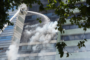 Buenos Aires, Argentina.- En las fotos tomadas el 12 de diciembre del 2023, cuerpos de bomberos combaten las llamas de un incendio que se desató en dos pisos de un edificio lindero a la sede de la Secretaría de Trabajo, Empleo y Seguridad Social, en Buenos Aires. Falleció una mujer y más de ochenta personas tuvieron que ser evacuadas y atendidas por el SAME por el feroz incendio. Los primeros datos de la investigación arrojaron que el edificio no contaba con conexión de gas, por lo que el inicio del incendio pudo ser por un desperfecto eléctrico.