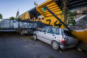 Bahía Blanca: En la foto tomada el 17 de diciembre de 2023, los destrozos que provocó el temporal. La fuerte tormenta, con lluvia y vientos que alcanzaron más de 140km/h, dejó como saldo hasta el momento 13 victimas fatales y al menos 14 personas heridas de gravedad. Varios techos se volaron y hubo caída de árboles.