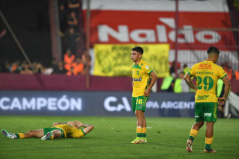 Buenos Aires, Argentina.- En las fotos tomadas el 13 de diciembre del 2023, Estudiantes de La Plata le ganó 1-0 a Defensa y Justicia y se coronó campeón de la Copa Argentina en el estadio Ciudad de Lanús. Es su primer título en la competición y se clasificó para la Copa Libertadores de 2024.