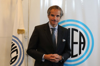 Buenos Aires.- En la foto tomada el 30 de diciembre de 2023, el director general del Organismo Internacional de la Energía Atómica (OIEA), Rafael Grossi, visitó la sede central de la Comisión Nacional de Energía Atómica (CNEA), donde se reunió con la titular de la institución, Adriana Serquis, y destacó que darán ''continuidad a proyectos'' con un énfasis especial ''a todo lo que tiene que ver con la radioterapia y la medicina nuclear''.