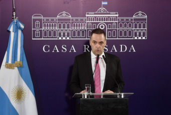 Buenos Aires, Argentina.- En las fotos tomadas el 14 de diciembre del 2023, el vocero presidencial, Manuel Adorni, brindó una conferencia de prensa desde la Casa Rosada. Adorni, justificó el cambio de postura que tuvo el presidente Javier Milei con respecto a la suba en el piso de Ganancias, asegurando que es una situación de urgencia que atraviesa el país e indicó que la restauración será solo por un “cortísimo plazo”.