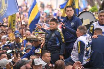 Buenos Aires, Argentina.- En las fotos tomadas el 3 de diciembre del 2023, el actual vicepresidente segundo, candidato a presidente e ídolo "xeneize", Juan Román Riquelme, encabezó una manifestación de hinchas y socios de Boca para protestar por la decisión judicial de suspender las elecciones para elegir la directiva del club xeneize, que todavía no tienen fecha de realización.