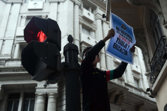 Buenos Aires, Argentina.- En las fotos tomadas el 5 de diciembre del 2023, miles de manifestantes agrupados en distintas organizaciones políticas y sociales participaron de la 7ma "marcha de la gorra" bajo la consigna "Nunca Más violencia ni represión" en la Ciudad de Buenos Aires. El encuentro anual, denuncia el abuso y la represión policial contra jóvenes de sectores populares.