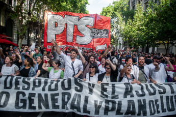 Buenos Aires, Argentina.- En las fotos tomadas el 20 de diciembre del 2023, los movimientos populares y organizaciones sociales de Unidad Piquetera (UP) en la Plaza de Mayo participaron de una jornada "contra el ajuste económico" del gobierno de Javier Milei. La ministra de Seguridad, Patricia Bullrich, informó al finalizar la jornada que tan solo un policía resultó herido en las protestas que congregaron a 3.000 personas. Dos hombres fueron detenidos.