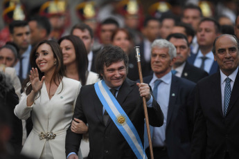 Buenos Aires.- En la foto tomada el 10 de diciembre de 2023, el presidente Javier Milei llega a la Catedral metropolitana, a la vera de la Plaza de Mayo, para celebrar una ceremonia interreligiosa, tras cruzar a pie desde Casa Rosada hasta el edificio eclesiástico, junto a la vicepresidenta Victoria Villarruel y su gabinete de ministros.