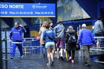 Buenos Aires.- Las elecciones en Boca Juniors comenzaron pasadas las 9.30, con una pequeña demora por los efectos del temporal que azotó a la ciudad de Buenos Aires durante la madrugada, y los más de 94.000 socios habilitados para votar elegirán hasta las 18.00 entre dos opciones: Juan Román Riquelme, uno de los máximos ídolos "xeneizes", y Andrés Ibarra, compañero de fórmula de Mauricio Macri.