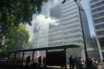 Buenos Aires, Argentina.- En las fotos tomadas el 12 de diciembre del 2023, cuerpos de bomberos combaten las llamas de un incendio que se desató en dos pisos de un edificio lindero a la sede de la Secretaría de Trabajo, Empleo y Seguridad Social, en Buenos Aires. Falleció una mujer y más de ochenta personas tuvieron que ser evacuadas y atendidas por el SAME por el feroz incendio. Los primeros datos de la investigación arrojaron que el edificio no contaba con conexión de gas, por lo que el inicio del incendio pudo ser por un desperfecto eléctrico.