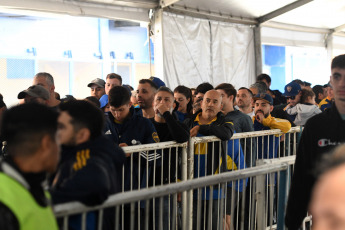 Buenos Aires.- Las elecciones en Boca Juniors comenzaron pasadas las 9.30, con una pequeña demora por los efectos del temporal que azotó a la ciudad de Buenos Aires durante la madrugada, y los más de 94.000 socios habilitados para votar elegirán hasta las 18.00 entre dos opciones: Juan Román Riquelme, uno de los máximos ídolos "xeneizes", y Andrés Ibarra, compañero de fórmula de Mauricio Macri.