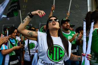 Buenos Aires, Argentina.- En las fotos tomadas el 22 de diciembre del 2023, un grupo de militantes de organizaciones sociales de izquierda, protestan en las calles de Buenos Aires contra el Gobierno presidente de Argentina, Javier Milei. El vocero del Gobierno argentino, Manuel Adorni, anunció que las organizaciones sociales que convocaron las protestas y marcharon el 20 de diciembre, deberán pagar los 60 millones de pesos (75.000 dólares) equivalentes al costó el operativo policial para evitar el cierre de calles.