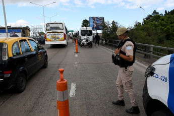 Buenos Aires, Argentina.- En las fotos tomadas el 20 de diciembre del 2023, miembros de las Fuerzas de Seguridad son desplegados en las calles de Buenos Aires en el marco de la jornada en la que está prevista una movilización desde el Congreso hacia la Plaza de Mayo. Unidad Piquetera, Polo Obrero y varios movimientos de izquierda y organizaciones sindicales realizan este miércoles la primera movilización contra el Gobierno del presidente de Argentina, Javier Milei, en rechazo a las medidas económicas anunciadas por el ministro de Economía, Luis Caputo, y al protocolo antipiquetes informado por la ministra de Seguridad, Patricia Bullrich.