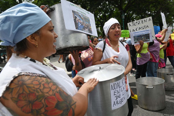 Buenos Aires, Argentina.- En las fotos tomadas el 22 de diciembre del 2023, un grupo de militantes de organizaciones sociales de izquierda, protestan en las calles de Buenos Aires contra el Gobierno presidente de Argentina, Javier Milei. El vocero del Gobierno argentino, Manuel Adorni, anunció que las organizaciones sociales que convocaron las protestas y marcharon el 20 de diciembre, deberán pagar los 60 millones de pesos (75.000 dólares) equivalentes al costó el operativo policial para evitar el cierre de calles.