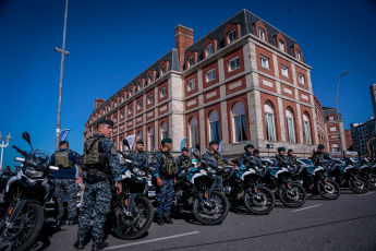 Mar del Plata, Argentina.- En las fotos tomadas el 26 de diciembre del 2023, durante el lanzamiento del operativo 'Sol a Sol' verano 2023/2024, que contará con el despliegue de más de 22.300 efectivos policiales, 185 autos, 76 motocicletas, diez camiones, seis helicópteros, cuatro motos de agua y dos lanchas, además de cuatro drones y 20 torres de vigilancia, entre otras medidas para "sostener la temporada", dijo el gobernador bonaerense, Axel Kicillof.