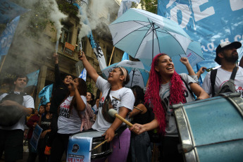 Buenos Aires, Argentina.- En las fotos tomadas el 5 de diciembre del 2023, miles de manifestantes agrupados en distintas organizaciones políticas y sociales participaron de la 7ma "marcha de la gorra" bajo la consigna "Nunca Más violencia ni represión" en la Ciudad de Buenos Aires. El encuentro anual, denuncia el abuso y la represión policial contra jóvenes de sectores populares.