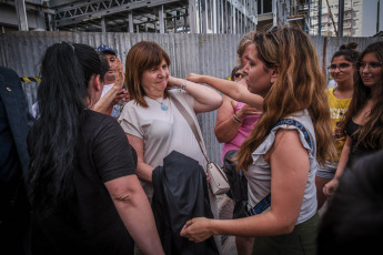 Buenos Aires.- El presidente Javier Milei y la ministra de Seguridad Patricia Bullrich, se encuentran en Bahía Blanca donde realizan un seguimiento de la situación generada por el temporal de lluvia y viento y la emergencia que atraviesa esa ciudad del sur bonaerense, que provocó ayer al menos 13 muertos.