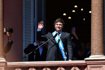 Buenos Aires.- En la foto tomada el 10 de diciembre, 2023,Milei salió al balcón de la Casa Rosada para saludar a la gente congregada en Plaza de Mayo.