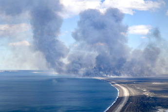 Chubut, Argentina.- En las fotos tomadas el 12 de diciembre del 2023, muestra el incendio forestal que afectó la zona rural de Puerto Lobos en Chubut. Según informó la secretaria de Vinculación Ciudadana de la Provincia, el incendió logró "controlarse", mientras cuerpos de bomberos continuaba trabajando en el lugar en carácter preventivo por el cambio del viento.