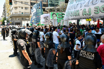 Buenos Aires, Argentina.- En las fotos tomadas el 22 de diciembre del 2023, un grupo de militantes de organizaciones sociales de izquierda, protestan en las calles de Buenos Aires contra el Gobierno presidente de Argentina, Javier Milei. El vocero del Gobierno argentino, Manuel Adorni, anunció que las organizaciones sociales que convocaron las protestas y marcharon el 20 de diciembre, deberán pagar los 60 millones de pesos (75.000 dólares) equivalentes al costó el operativo policial para evitar el cierre de calles.