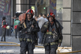 Buenos Aires, Argentina.- En las fotos tomadas el 12 de diciembre del 2023, cuerpos de bomberos combaten las llamas de un incendio que se desató en dos pisos de un edificio lindero a la sede de la Secretaría de Trabajo, Empleo y Seguridad Social, en Buenos Aires. Falleció una mujer y más de ochenta personas tuvieron que ser evacuadas y atendidas por el SAME por el feroz incendio. Los primeros datos de la investigación arrojaron que el edificio no contaba con conexión de gas, por lo que el inicio del incendio pudo ser por un desperfecto eléctrico.