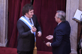 Buenos Aires.- Foto tomada el 10 de diciembre de 2023, jura de Javier Milei en el Congreso. Milei afirmó que "hoy comienza una nueva era en la Argentina" y "damos por terminada una larga y triste historia de decadencia y declive, y comenzamos el camino de reconstrucción de nuestro país" desde las escalinatas del Congreso nacional, acompañado por la vicepresidenta Victoria Villarruel, sus funcionarios designados e integrantes de las delegaciones extranjeras, entre ellos el presidente de Ucrania, Volodimir Zelenski.