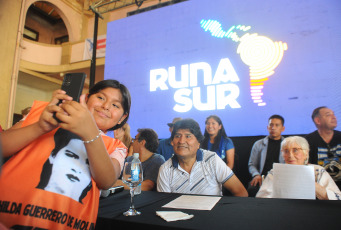 Buenos Aires, Argentina.- En las fotos tomadas el 2 de diciembre del 2023, organizaciones sindicales y sociales se reunieron junto al expresidente de Bolivia, Evo Morales (centro), en el predio de la exEsma en un encuentro de la Runasur, o Unasur de los Pueblos. Morales, anunció este domingo que gestiona un encuentro de Runasur, el bloque de organizaciones sociales latinoamericanas que impulsa, a mediados de 2024 en su país, tras la reciente reunión en Argentina en la que se recordaron los 200 años de la doctrina Monroe.