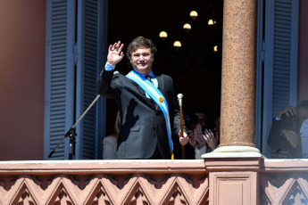 Buenos Aires.- En la foto tomada el 10 de diciembre, 2023,Milei salió al balcón de la Casa Rosada para saludar a la gente congregada en Plaza de Mayo.