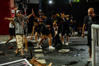 Buenos Aires- En la foto tomada el 6 de enero de 2024, incidentes durante el Recital de la Renga en las inmediaciones del estadio de Racing Club. uando el show de La Renga en el estadio de Racing entraba en la recta final de canciones, el público comenzó a entonar uno de esos cantitos que son frecuentes en recitales de rock, en el último tiempo: “El que no salta votó a Milei”. Fuera del estadio hubo corridas, algunos enfrentamientos con la Policía y hasta un personal de seguridad que arremetió con brutalidad contra un fan que lo increpó.