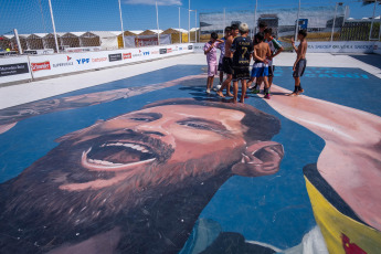 Mar del Plata, Argentina.- En las fotos tomadas el 15 de enero del 2024, muestra el mural de Lionel Messi pintado por dos artistas de la ciudad de Mar del Plata. El mural, de casi 100 metros cuadrados en el piso de cemento de una cancha de fútbol, en un balneario de Punta Mogotes, homenajea a Lionel Messi un año después de haber comandado a la selección Argentina que se consagró campeona del mundo en Qatar.