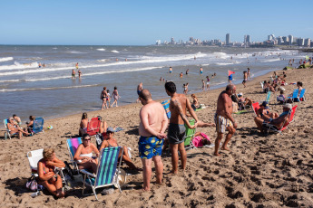 Mar del Plata, Argentina.- En las fotos tomadas el 25 de enero del 2024, las personas disfrutan de la playa durante el verano en la ciudad costera de Mar del Plata. El Servicio Meteorológico Nacional (SMN) informó que rige una serie de alertas por altas temperaturas en diferentes puntos de la Argentina que superarían los 40 grados. Las provincias afectadas por alertas rojas, naranjas y amarillas son Buenos Aires, La Pampa, Mendoza, San Juan, San Luis, Neuquén, Río Negro y Chubut.