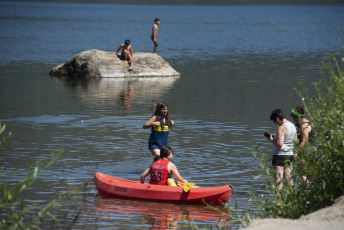 Bariloche, Argentina.- En las fotos tomadas el 23 de enero del 2024, miles de locales y turistas colman las playas lacustres de San Carlos de Bariloche durante la temporada de verano. El Servicio Meteorológico Nacional (SMN), emitió alertas amarillas por calor y temperaturas extremas para ocho provincias. El organismo meteorológico indicó que las áreas afectadas alcanzarán a todo el territorio de Tierra del Fuego y Río Negro, sur y oeste de Santa Cruz, este de Chubut, este de Neuquén y Mendoza, oeste de La Pampa y sur de Buenos Aires.