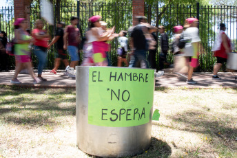 Buenos Aires, Argentina.- En la foto tomada el 23 de enero de 2024, la agrupación Somos Barrios de Pie realiza hoy una vigilia frente a la residencia presidencial de Olivos, como preludio del paro general y la movilización prevista para mañana en contra del DNU 70/2023 de desregulación de la economía y el proyecto de la ley de "Bases y Puntos de Partida para la Libertad de los Argentinos".