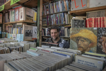 Buenos Aires, Argentina.- En la foto del 20 de enero de 2024, las librerías y los puestos de libros usados del centro porteño trabajan con una comunidad lectora local que suele ir a buscar rarezas o títulos más baratos pero en el último tiempo son más las ventas a turistas que a esos compradores fieles que se acercaban en . de material de lectura