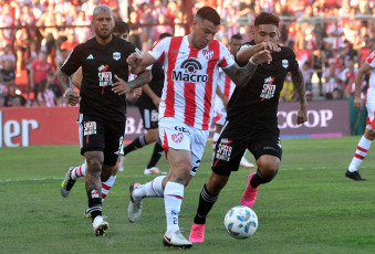 Córdoba, Argentina.- En las fotos tomadas el 25 de enero del 2024, durante el partido entre Deportivo Riestra e Instituto en la primera fecha de la zona A de la Copa de la Liga Profesional en el estadio Monumental de Alta Córdoba. La "Gloria" y el "Malevo" empataron 0 a 0. El local estuvo más cerca pese a jugar con 10 desde los 39 minutos del primer tiempo por la expulsión de Gregorio Rodríguez.