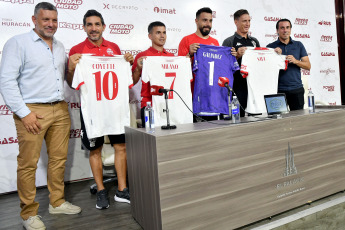 Buenos Aires.- En la foto tomada el 8 de enero de 2024, Facundo Sava fue presentado esta noche como entrenador de Huracán para la temporada 2024 en el fútbol argentino y admitió tener"muchas ganas" de dirigir al "Globo", luego de su paso por cuatro partidos en Sarmiento de Junín durante el tramo final del año pasado.