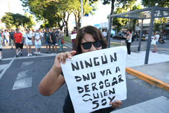 Buenos Aires, Argentina.- En la foto del 20 de enero de 2024, vecinos de Avellaneda protestan en contra el DNU (Decreto de Necesidad y Urgencia) y la Ley Ómnibus impulsados por el gobierno de Javier Milei. Bajo la consigna “la unión y compromiso de las y los ciudadanos es indispensable para frenar este atropello a la Patria”, la protesta estuvo impulsada por organizaciones sociales, políticas, culturales, sindicales, entre otras, conducidas por el intendente de Avellaneda, Jorge Ferraresi. Con una reunión previa en el anfiteatro municipal del Parque Domínico, referentes de 15 mesas del distrito fueron las que impulsaron esta iniciativa.