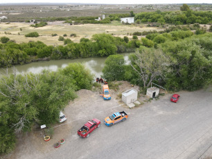 Rawson- En la foto tomada el 7 de enero de 2024, los bomberos voluntarios de Rawson buscan desde el jueves a un adolescente de 13 años desaparecido en aguas del río Chubut, en la zona del barrio capitalino General Valle. Tras cumplirse un día de la desaparición del menor de 13 años en el río Chubut, la fiscal jefe de Rawson, Florencia Gómez, solicitó que el personal de Prefectura Naval Argentina se sume a los Bomberos Voluntarios, Policía del Chubut, Protección Civil, el cuerpo de Guardavidas y GEOP que continúan abocados a la intensa búsqueda.