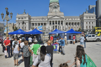 Buenos Aires.- En la foto tomada el 11 de enero de 2024, ooperativistas y pequeñas agrupaciones agropecuarias, integrantes de la Unión de Trabajadores y Trabajadoras de la Economía Popular (UTEP), iniciaron esta mañana un nuevo "feriazo" frente al Congreso de la Nación, en una protesta en la que ofrecerán a precios populares, variedades de pescado y carne vacuna, informaron voceros del sector.