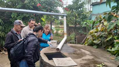 Formosa- En la foto del 14 de enero de 2024, fumigaciones en la provincia de Formosa. Una nueva víctima fatal de se registró el pasado sábado en San Luis del Palmar, Corrientes, elevando así el total de fallecidos a cinco en la provincia. Paralelamente, se informaron tres posibles casos de contagio en Neuquén, y las provincias del noreste del país alertaron sobre el aumento de la enfermedad en las últimas semanas. La preocupación crece, y las autoridades locales intensifican sus esfuerzos para evitar la reproducción del mosquito transmisor y poner fin a la cadena de contagios.