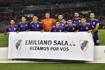 Buenos Airfes, Argentina.- En la foto de archivo del 23 de enero de 2019, los jugadores de River Plate exhiben una bandera con el mensaje “Emiliano Sala, rezamos por vos" antes del inicio del encuentro ante Unión, por el juego pendiente de la fecha 12 de la Superliga. Un accidente aéreo que conmovió al mundo del fútbol internacional y que generó un posterior conflicto económico entre dos instituciones europeas, impidió conocer si el futbolista Emiliano Sala podía cristalizar en el Reino Unido esas cualidades que había exhibido en la Liga I de Francia.