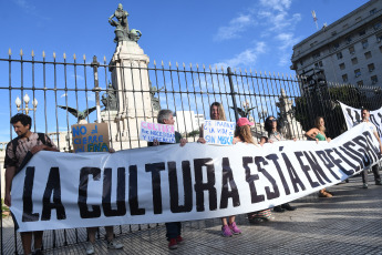 Buenos Aires.- En la foto tomada el 11 de enero de 2024, diferentes sectores de la cultura reqalizan un "Musicazo" hoy en la Plaza del Congreso, para alertar sobre el impacto negativo para el sector con las modificaciones incluidas en la ley de "Bases y Puntos de Partida para la Libertad de los Argentinos", dado que "se incluye el desfinanciamiento del Instituto Nacional de la Música (Inamu) y la eliminación del Fondo Nacional de las Artes (FNA)".