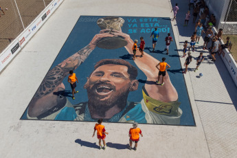 Mar del Plata, Argentina.- En las fotos tomadas el 15 de enero del 2024, muestra el mural de Lionel Messi pintado por dos artistas de la ciudad de Mar del Plata. El mural, de casi 100 metros cuadrados en el piso de cemento de una cancha de fútbol, en un balneario de Punta Mogotes, homenajea a Lionel Messi un año después de haber comandado a la selección Argentina que se consagró campeona del mundo en Qatar.