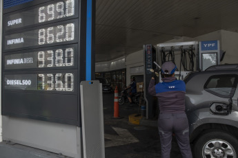 Buenos Aires, Argentina.- En las fotos tomadas el 3 de enero del 2024, las compañías petroleras, a excepción de YPF, realizaron un aumento de los combustibles de alrededor del 27%, que se suma a los incrementos de 30% y 37% dispuestos el mes pasado, lo que podría llevar el litro de súper por encima de los $700 (peso argentino) en algunas localidades del país, entre ellas la Ciudad de Buenos Aires. Se trata del primer aumento del año, tras haber registrado fuertes incrementos en diciembre.