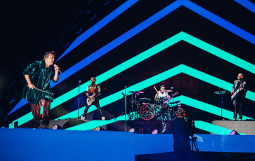 Buenos Aires, Argentina.- En la foto tomada el 20 de enero de 2024, Charpentier Santiago "Chano”, líder de Tan Biónica. La fiesta de regreso y despedida de la banda pop Tan Biónica llegó anoche al estadio mundialista José María Minella de Mar del Plata, donde hizo cantar y bailar a miles de personas.