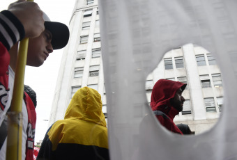 Buenos Aires, Argentina.- En la foto tomada el 16 de enero de 2024, la Unión de Trabajadores y Trabajadoras de la Economía Popular (UTEP) y el Movimiento Evita convocaron para hoy a una "jornada de asamblea y ollas populares" en todos los distritos del país, para "discutir y definir las reivindicaciones de cara al paro y movilización del próximo 24 de enero" convocado por la CGT.